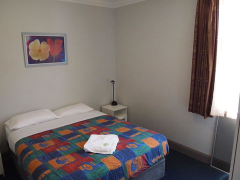 The Emperors Crown Hostel - Travel Agents 40