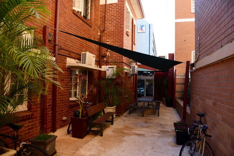 The Emperors Crown Hostel - Travel Agents 10