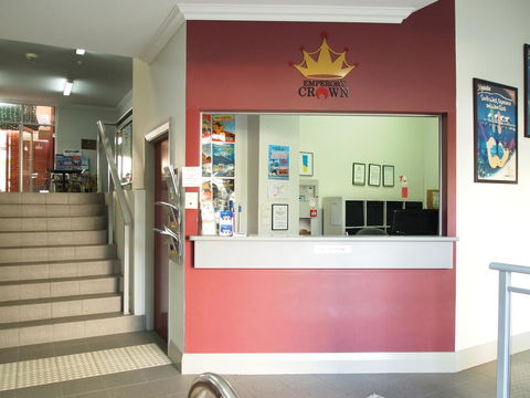 The Emperors Crown Hostel - Travel Agents 15