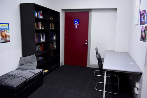 The Emperors Crown Hostel - Travel Agents 5