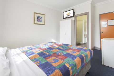The Emperors Crown Hostel - Travel Agents 23