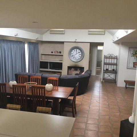 Grapevines Boutique Accommodation - Travel Agents 4