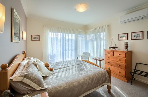Glenelg On King Bed & Breakfast - Travel Agents 1
