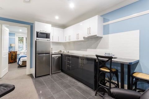 Blue Door Apartments - Travel Agents 3