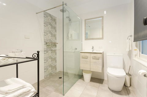 Blue Door Apartments - Travel Agents 1