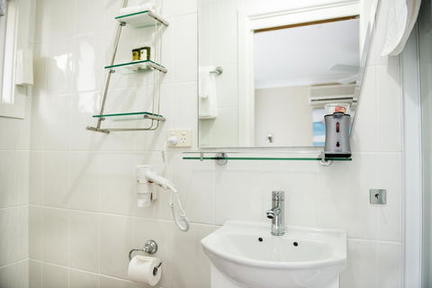 Nelson Bay Bed & Breakfast - Cruises Travel 25