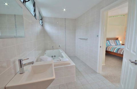 Crescent Head Spa Villa - Travel Search 14