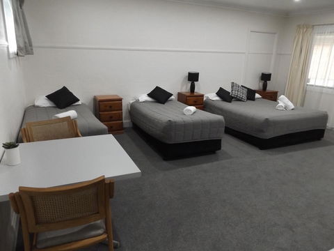 Ben Chifley Motor Inn - Travel Search 8