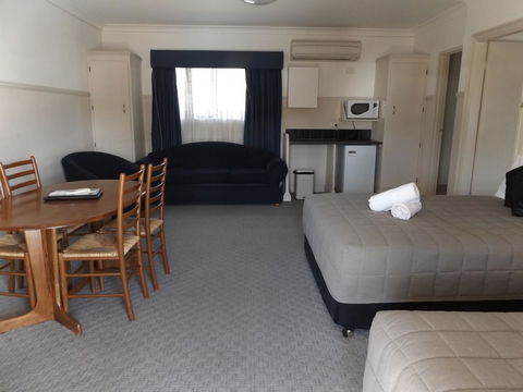 Ben Chifley Motor Inn - Travel Search 24