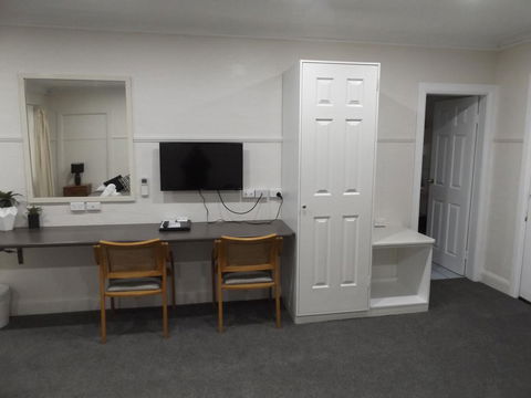 Ben Chifley Motor Inn - Travel Search 6