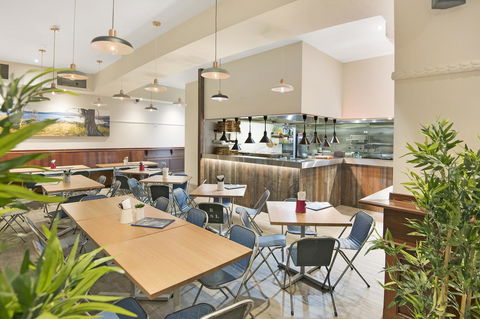Banjo Paterson Inn - Tourism Guide 4