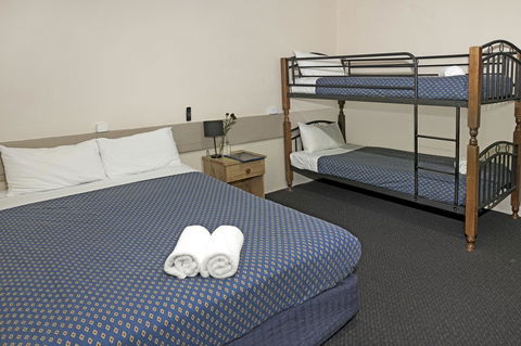 Banjo Paterson Inn - Tourism Guide 11
