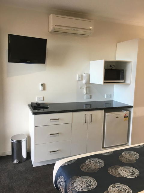 Pelican Motor Inn - Tourism Guide 8