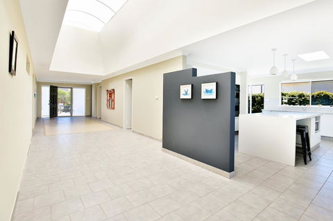 Neptune I Absolute Beachfront I Stunning Views - Travel Agents 24