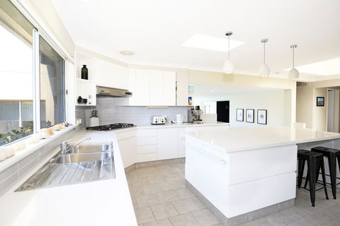 Neptune I Absolute Beachfront I Stunning Views - Travel Agents 8