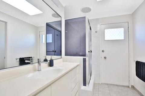 Neptune I Absolute Beachfront I Stunning Views - Travel Agents 19