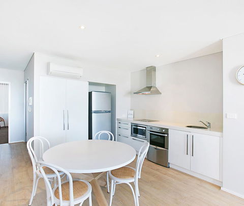 Oaks Nelson Bay Lure Suites - Cruises Travel 1