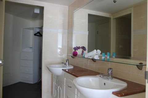 The Boathouse Resort Luxury Apartments - Travel Agents 7