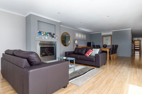The Edgewater On Greville - Travel Search 12