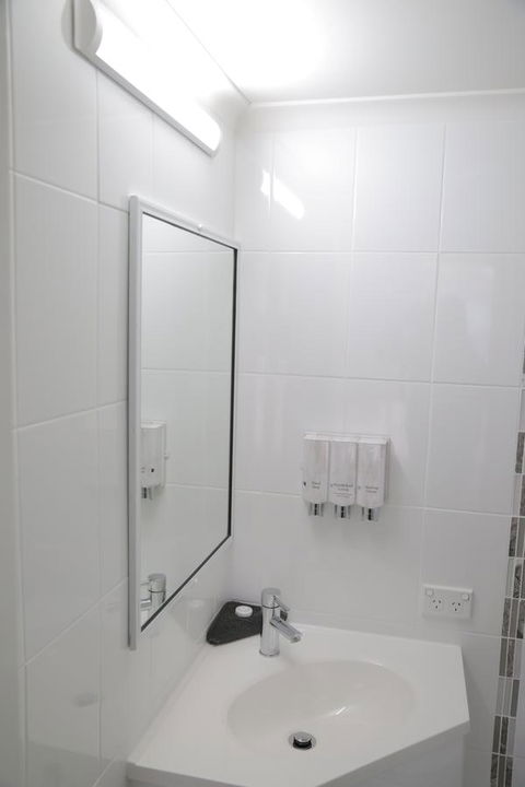 Sapphire Waters Motor Inn - Travel Search 11