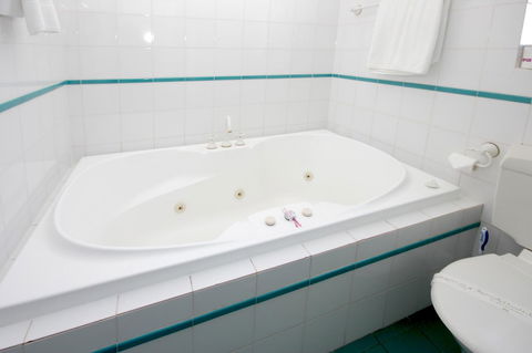 Sapphire Waters Motor Inn - Travel Search 25