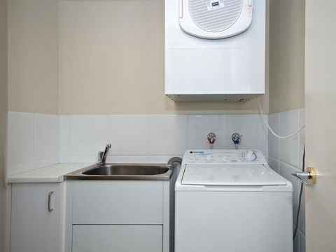 Messines Street, Breakwater Apartment, 104 - Travel Agents 10