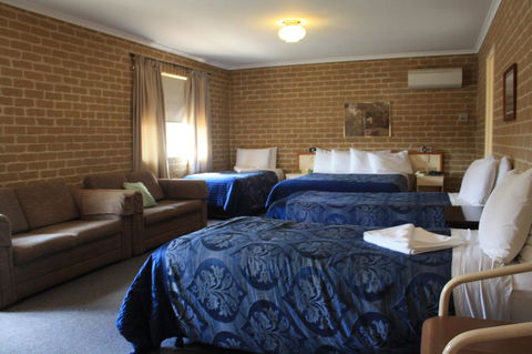 Grand Manor Motor Inn - Cruises Travel 1