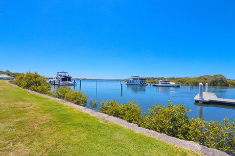 Boathouse Resort (Water Front) - Travel Agents 7