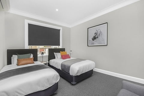 Horse And Jockey Hotel Homebush - Cruises Travel 4