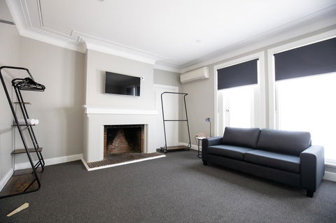 Horse And Jockey Hotel Homebush - Cruises Travel 2