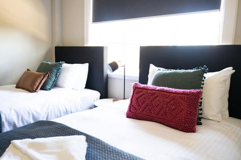 Horse And Jockey Hotel Homebush - Cruises Travel 8