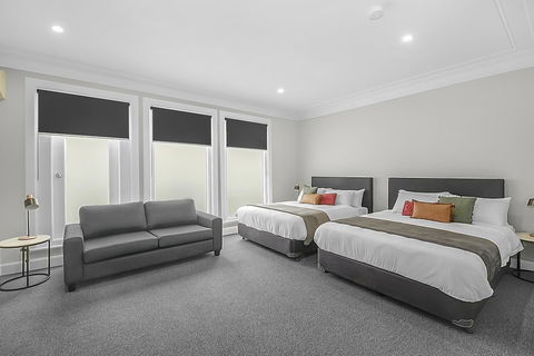 Horse And Jockey Hotel Homebush - Cruises Travel 0
