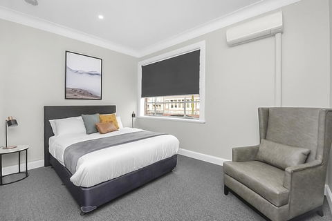 Horse And Jockey Hotel Homebush - Cruises Travel 18