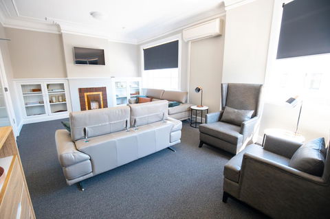 Horse And Jockey Hotel Homebush - Cruises Travel 14