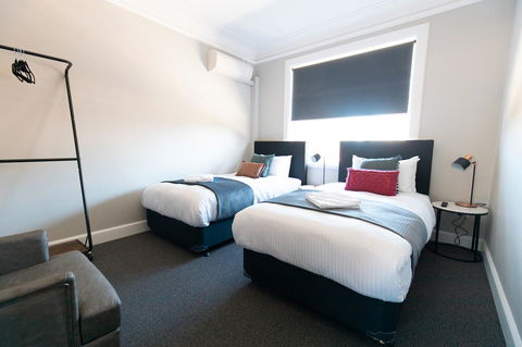 Horse And Jockey Hotel Homebush - Cruises Travel 7