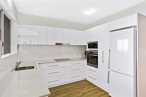 Victoria Parade, Kiah, Unit 10, 53 - Travel Agents 4