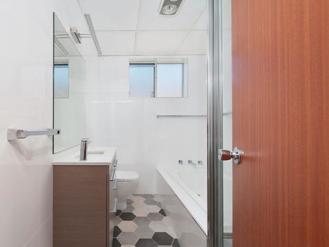 Victoria Parade, Kiah, Unit 10, 53 - Travel Agents 11