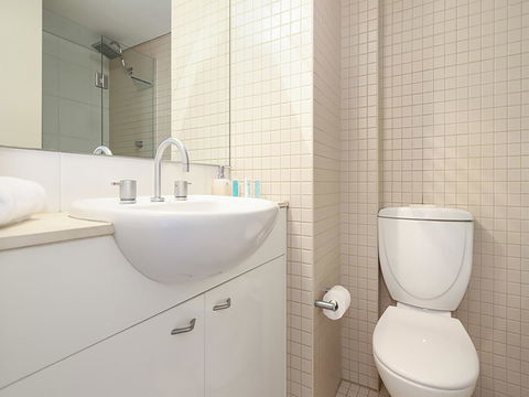 Lower Bridge And Sails - Executive 2BR Darlinghurst Apartment With Balcony And Rooftop Views - Cruises Travel 10