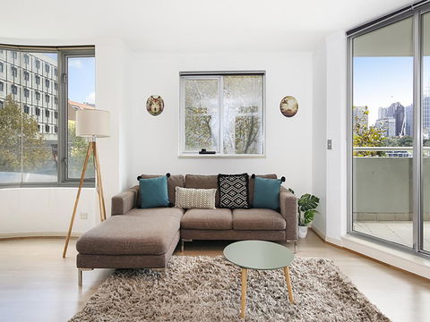 Lower Bridge And Sails - Executive 2BR Darlinghurst Apartment With Balcony And Rooftop Views - Cruises Travel 4