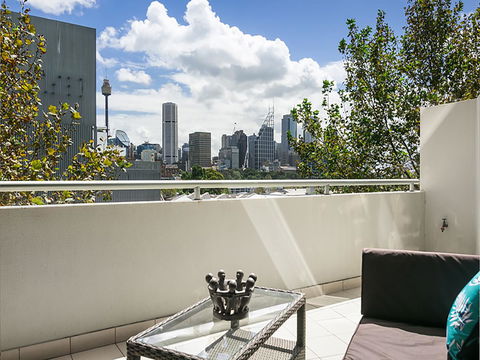 Lower Bridge And Sails - Executive 2BR Darlinghurst Apartment With Balcony And Rooftop Views - Cruises Travel 6