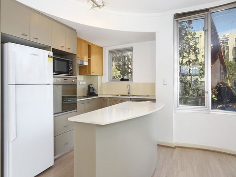 Lower Bridge And Sails - Executive 2BR Darlinghurst Apartment With Balcony And Rooftop Views - Cruises Travel 3