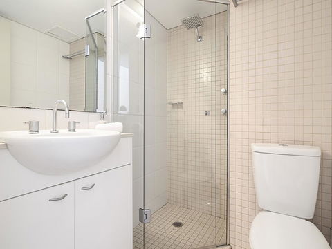 Lower Bridge And Sails - Executive 2BR Darlinghurst Apartment With Balcony And Rooftop Views - Cruises Travel 9