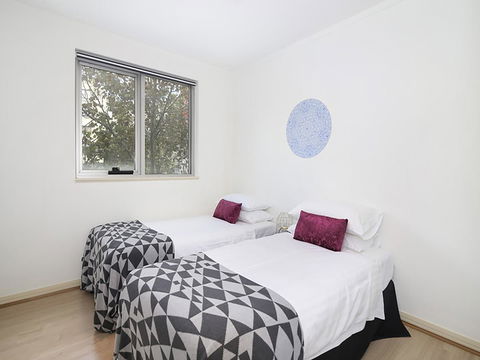 Lower Bridge And Sails - Executive 2BR Darlinghurst Apartment With Balcony And Rooftop Views - Cruises Travel 8