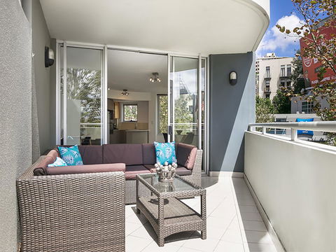 Lower Bridge And Sails - Executive 2BR Darlinghurst Apartment With Balcony And Rooftop Views - Cruises Travel 5
