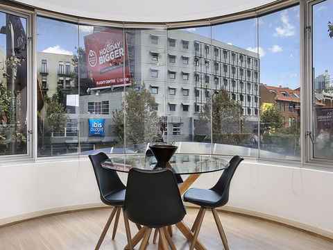 Lower Bridge And Sails - Executive 2BR Darlinghurst Apartment With Balcony And Rooftop Views - Cruises Travel 1