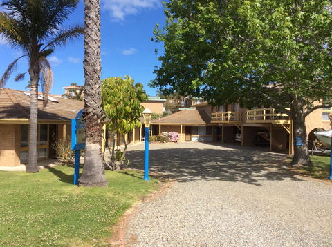 Como Lodge - Travel Search 1