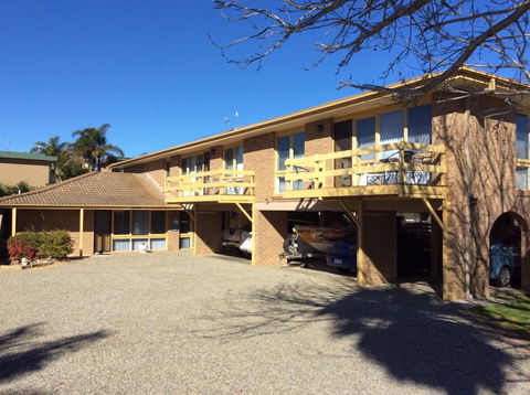 Como Lodge - Travel Search 9
