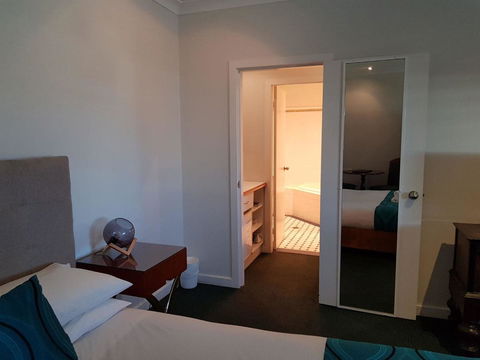 Squid\'s Ink Motel - Travel Search 6