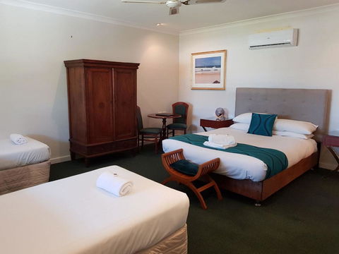Squid\'s Ink Motel - Travel Search 7