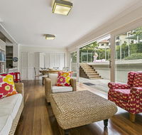 Summery spacious 4 bed home in Kurraba Point - Travel Agents